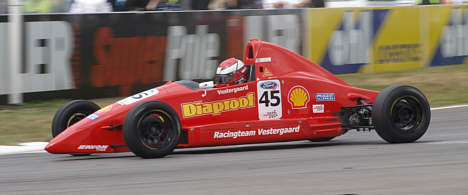 Nils K. Vestergaard har fået god fart i sin Formel Ford-racer.